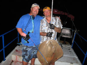 shawn_stagner_and_captain_fishhunter_with_a_nice_35lb_stingray_6-28-08.jpg